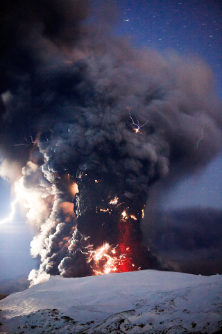 Illustration for article titled The Terrible Beauty of Volcanic Eruptions and Lava Flows